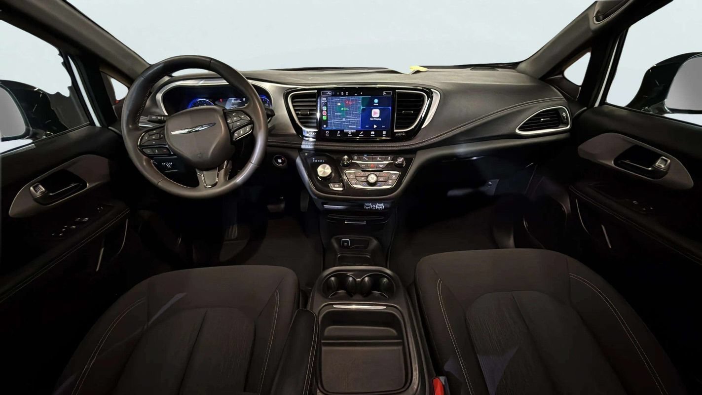 Used 2024 Chrysler Pacifica Touring FWD image 9