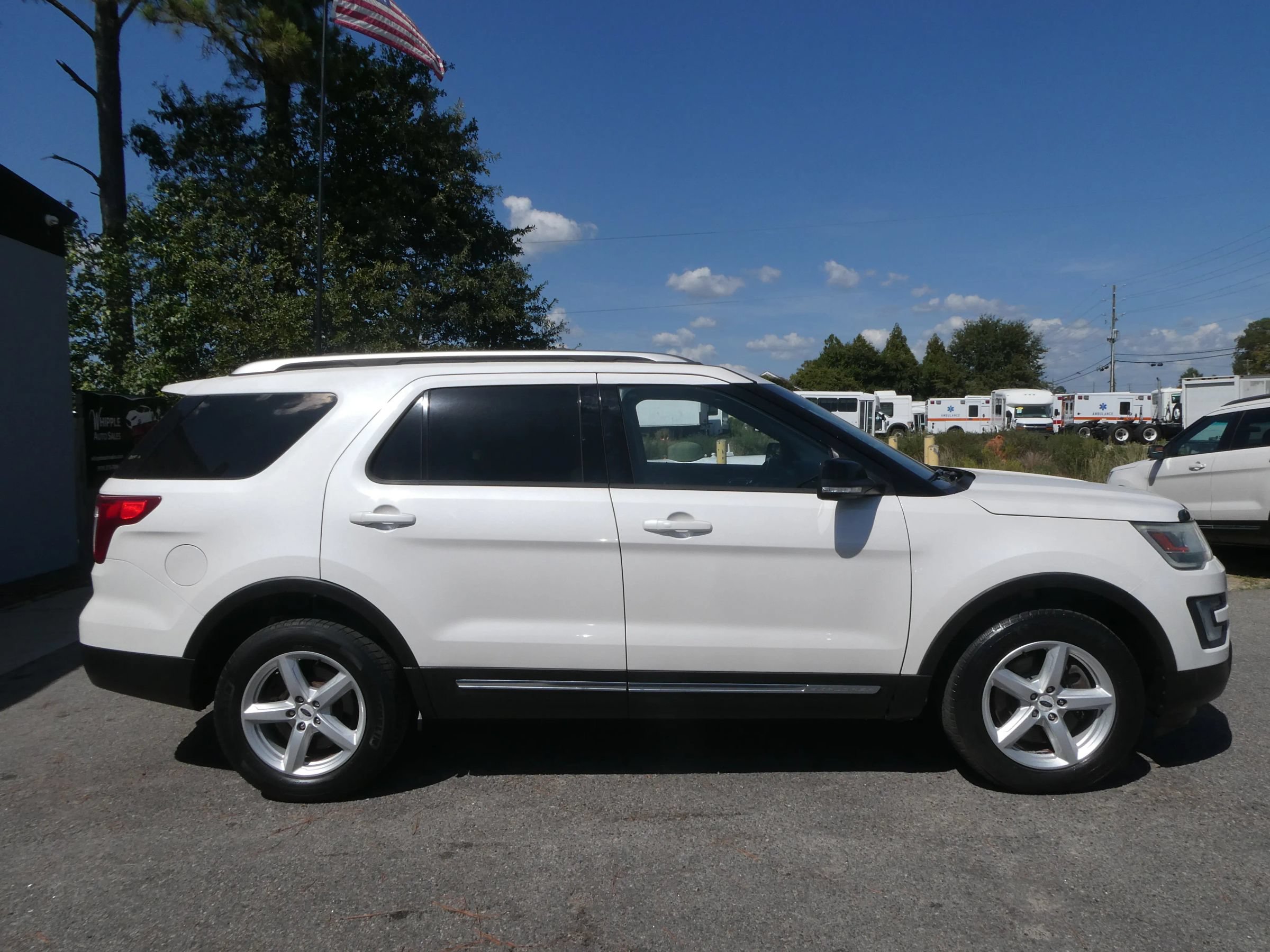 Used 2016 Ford Explorer XLT w/ Equipment Group 202A AWD/4WD image 4