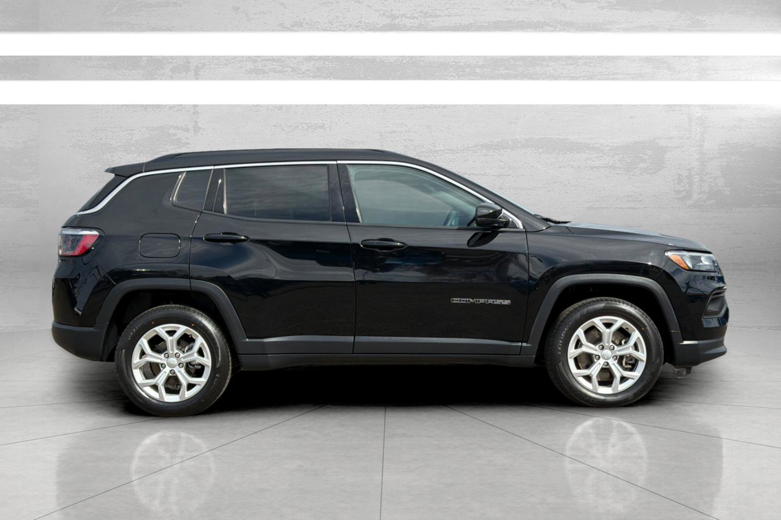 Used 2024 Jeep Compass Latitude image 4