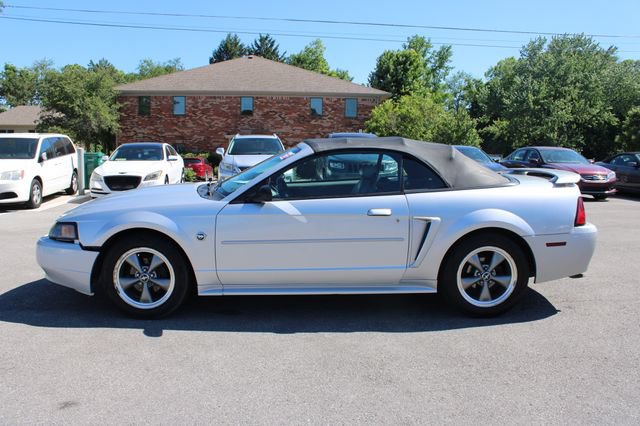 Used 2004 Ford Mustang Convertible RWD image 5