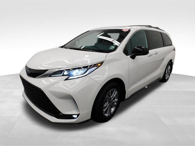 Used 2023 Toyota Sienna XSE image 13