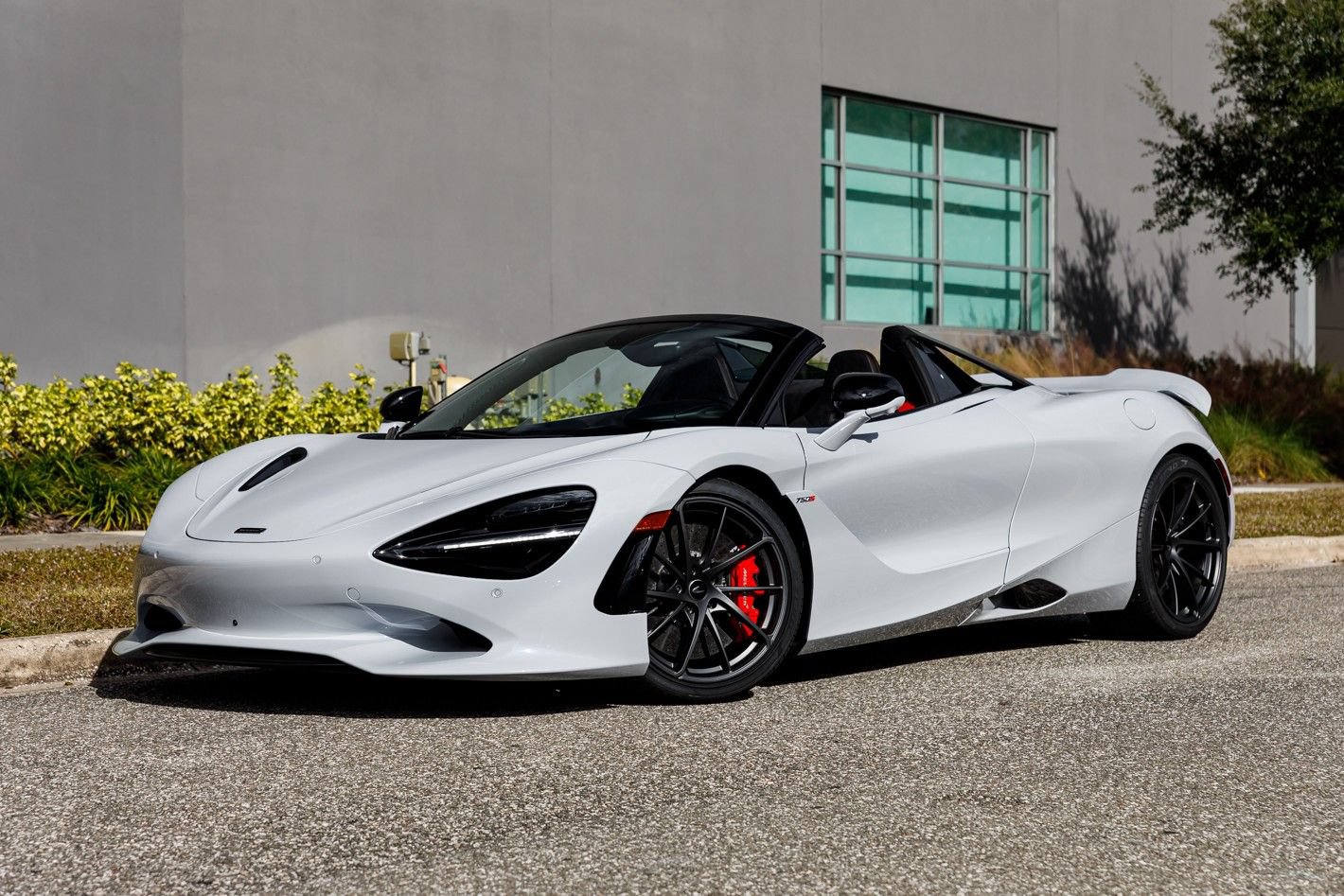 Used 2026 McLaren 750S Spider RWD image 12