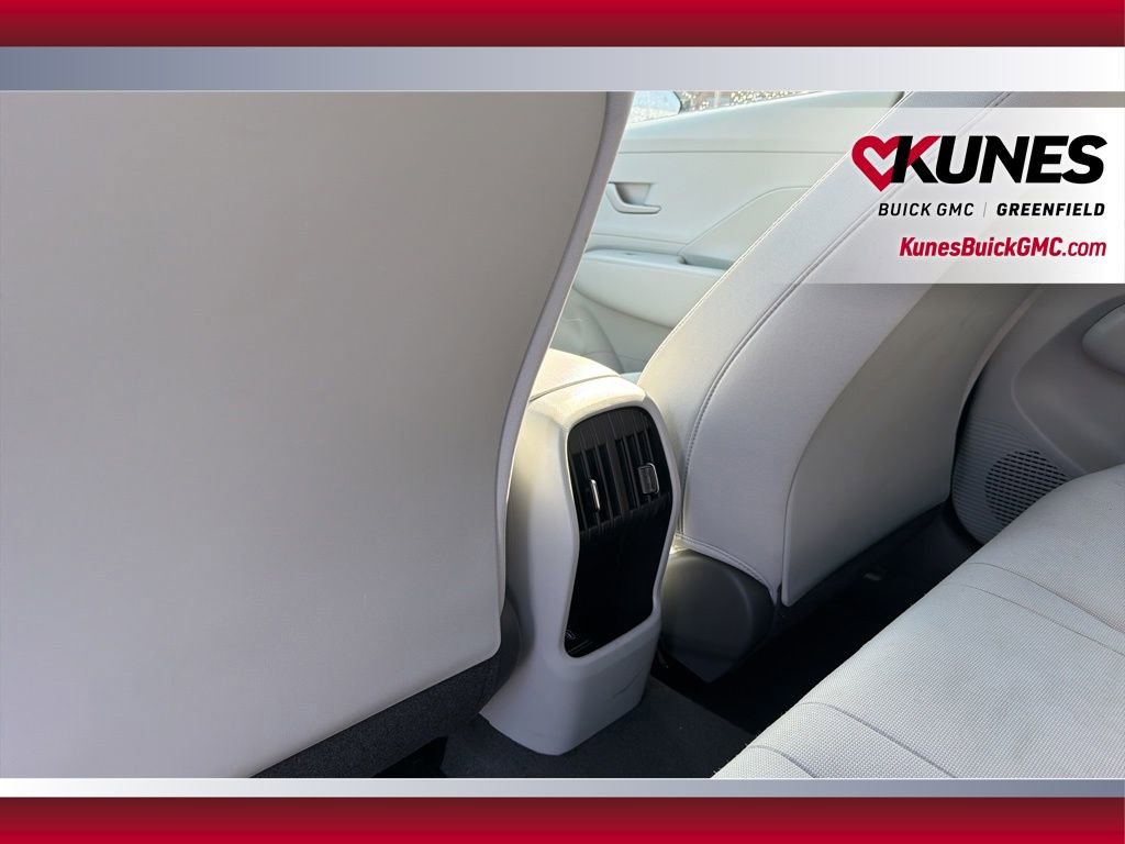 Used 2025 Hyundai Kona SEL image 33