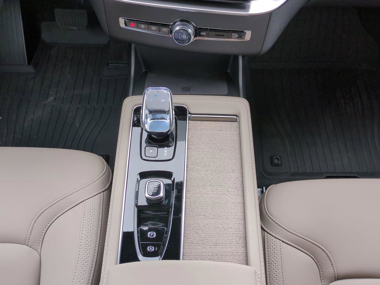 New 2026 Volvo XC90 B6 Plus w/ Protection Package Premier AWD/4WD image 17