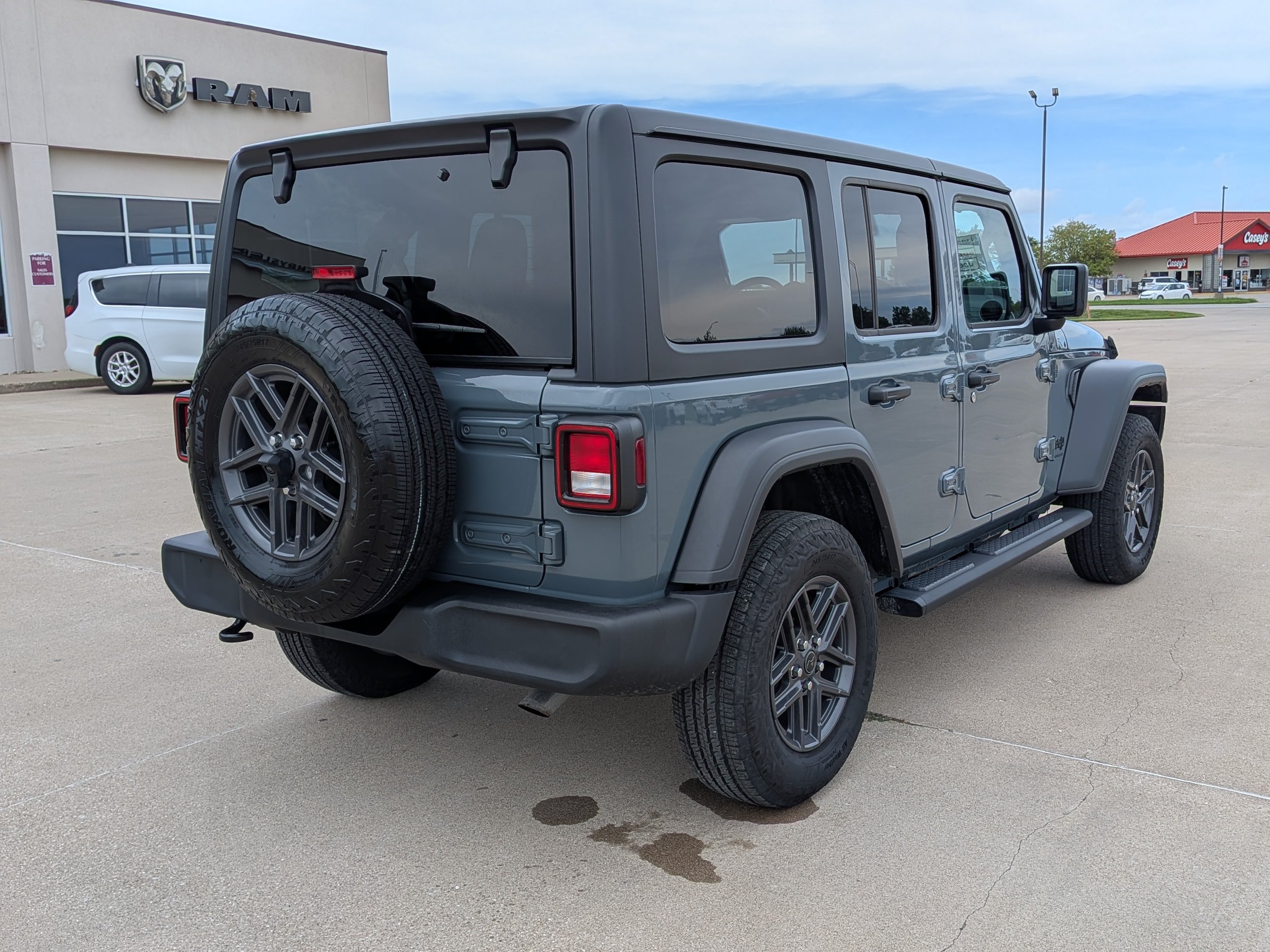 Used 2025 Jeep Wrangler Unlimited Sport AWD/4WD image 8