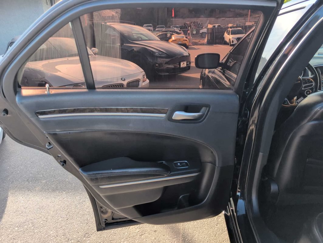 Used 2017 Chrysler 300 C RWD image 9