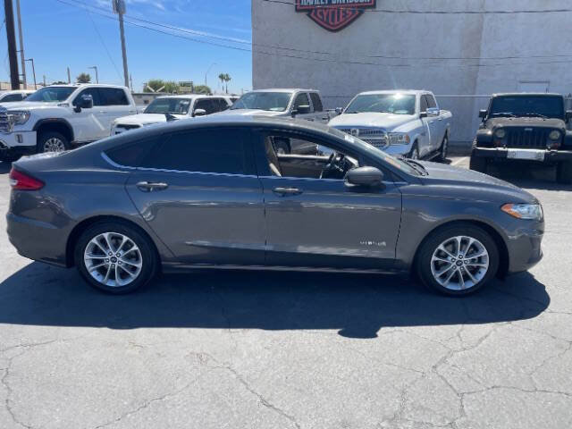 Used 2019 Ford Fusion SE image 2