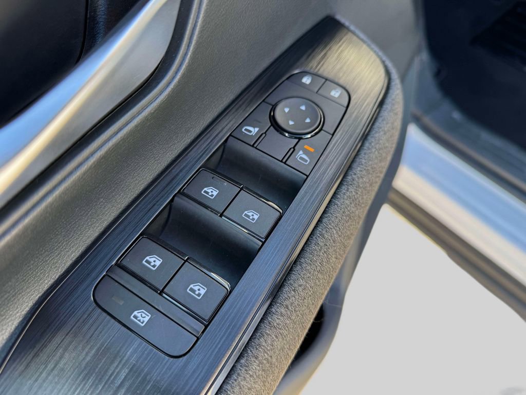 Used 2025 Nissan Kicks SV image 17