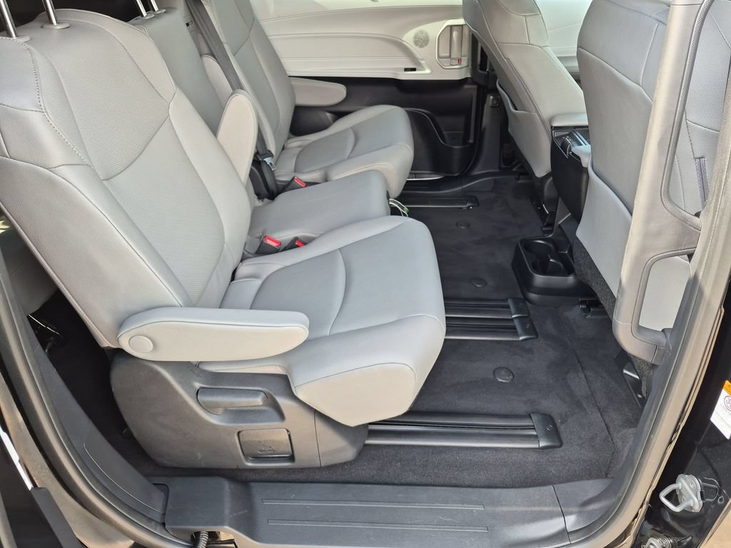 Used 2026 Toyota Sienna XLE FWD image 18