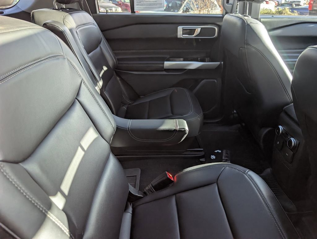 Used 2022 Ford Explorer XLT w/ Equipment Group 202A image 7