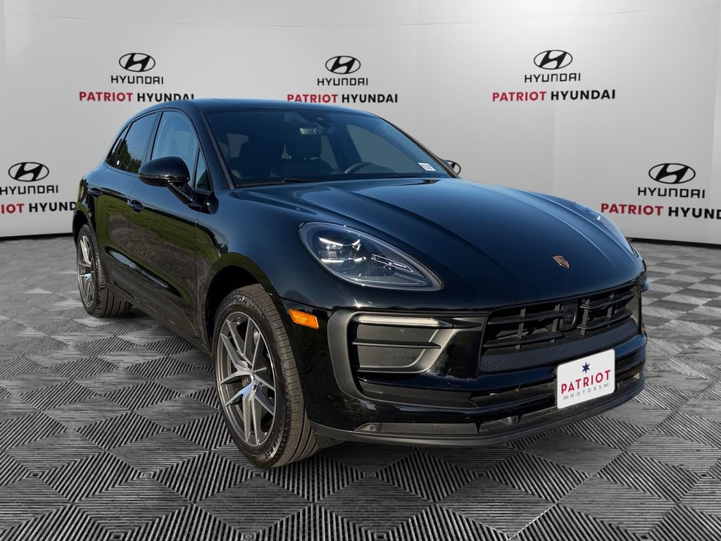 Used 2025 Porsche Macan AWD/4WD image 1