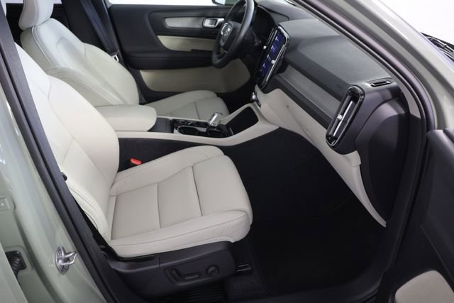 Used 2024 Volvo XC40 B5 Plus image 23