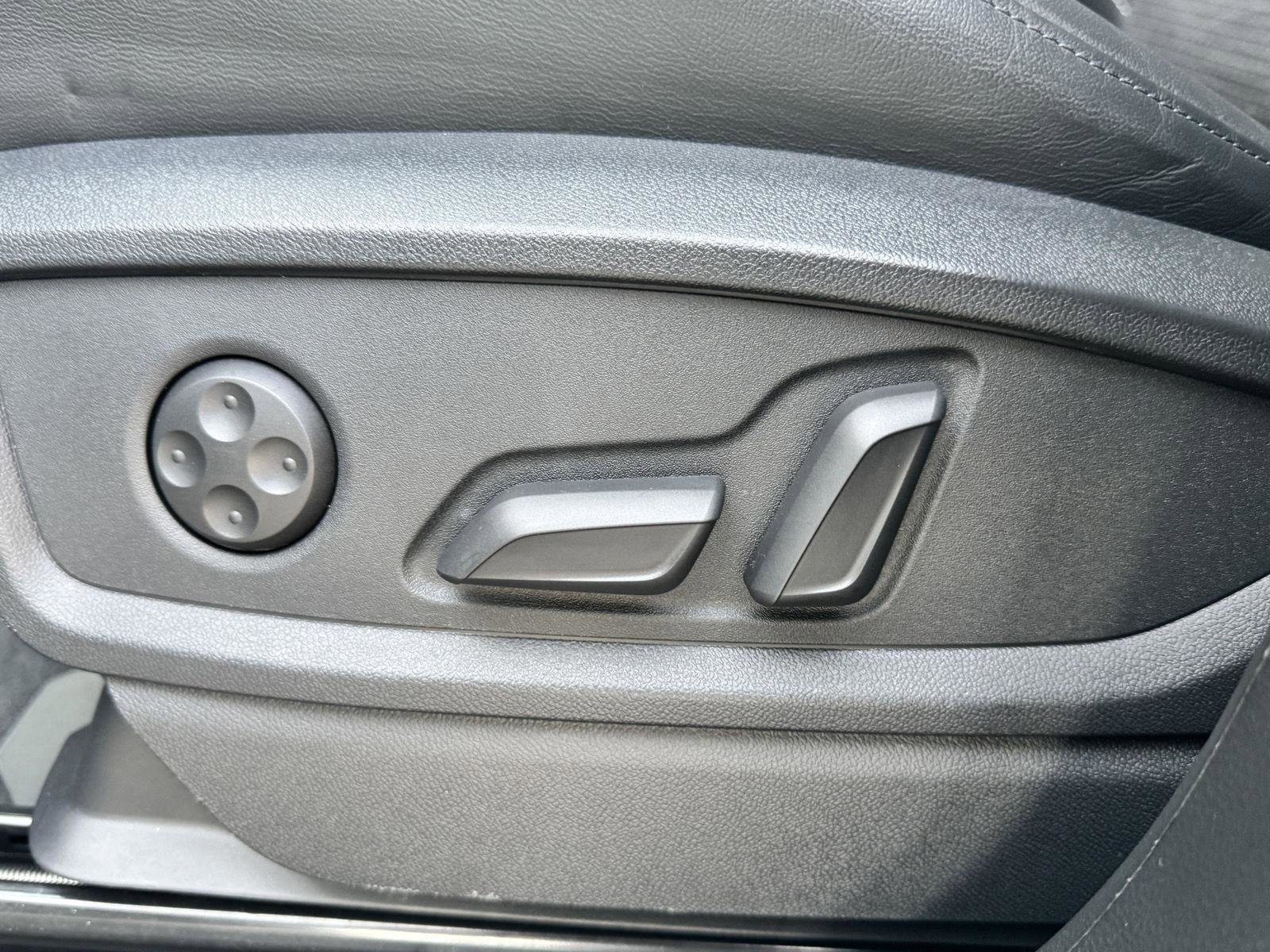 Used 2024 Audi Q5 e Prestige w/ Prestige Package image 11