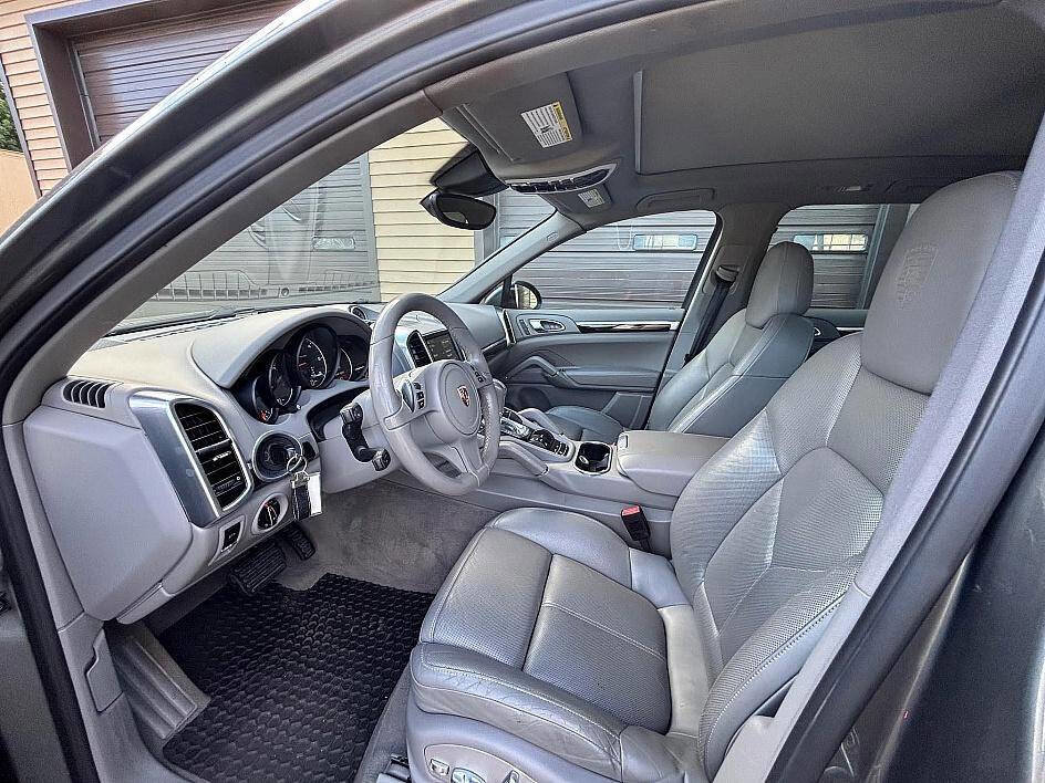 Used 2014 Porsche Cayenne Diesel Platinum Edition image 13