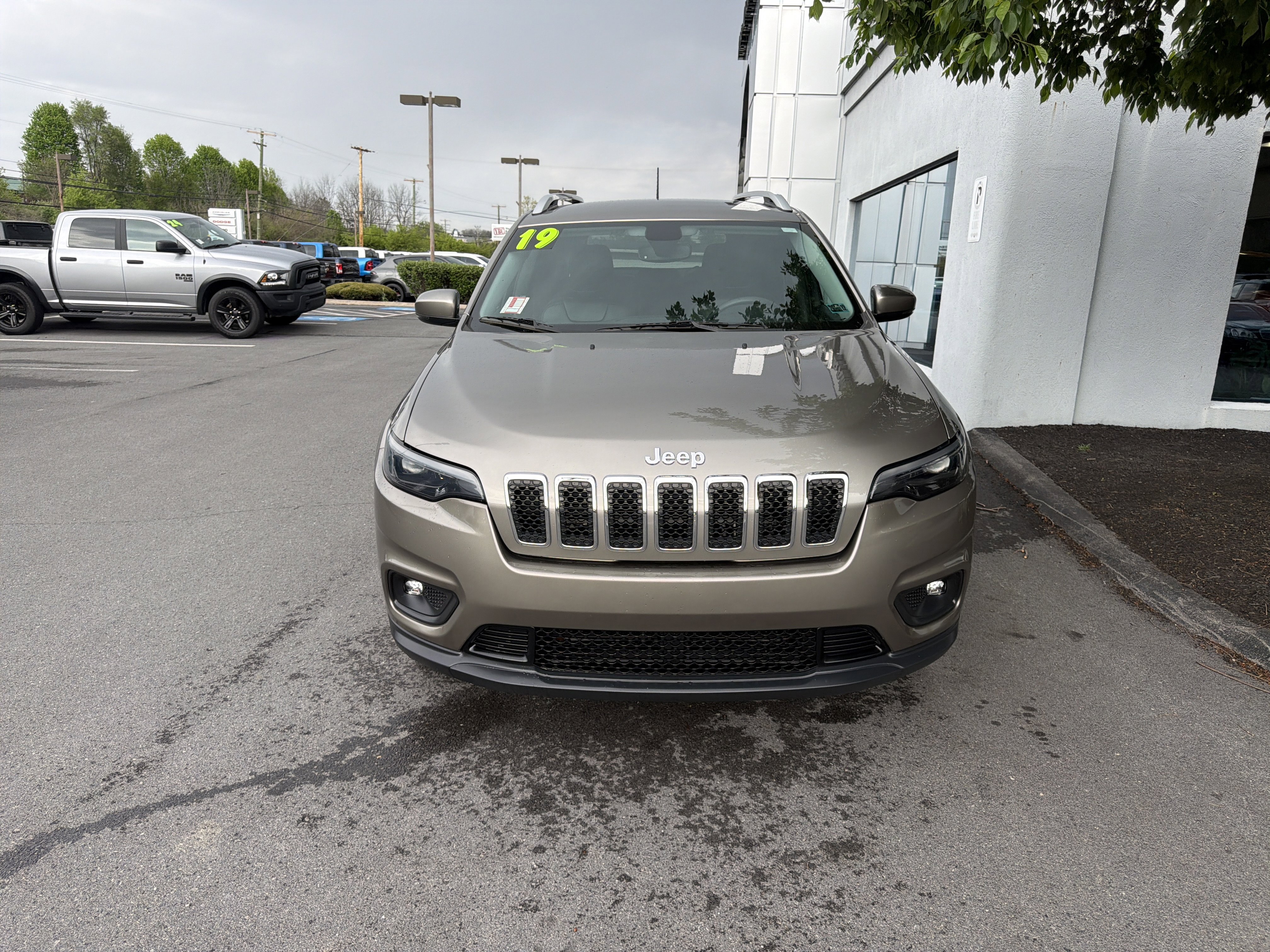 Used 2019 Jeep Cherokee Latitude Plus w/ Comfort/Convenience Group AWD/4WD image 10
