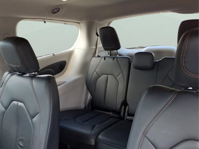 Used 2018 Chrysler Pacifica Touring-L Plus FWD image 12