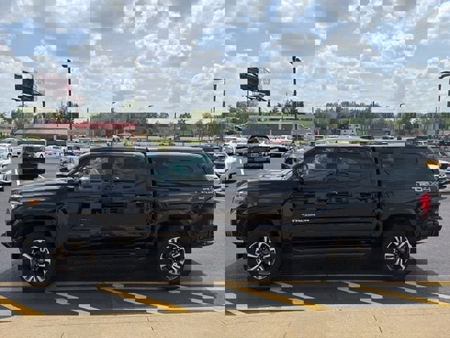 Used 2016 Toyota Tacoma TRD Sport w/ Towing Package image 3