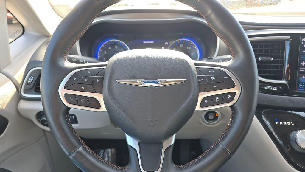 Used 2020 Chrysler Pacifica Touring-L image 27