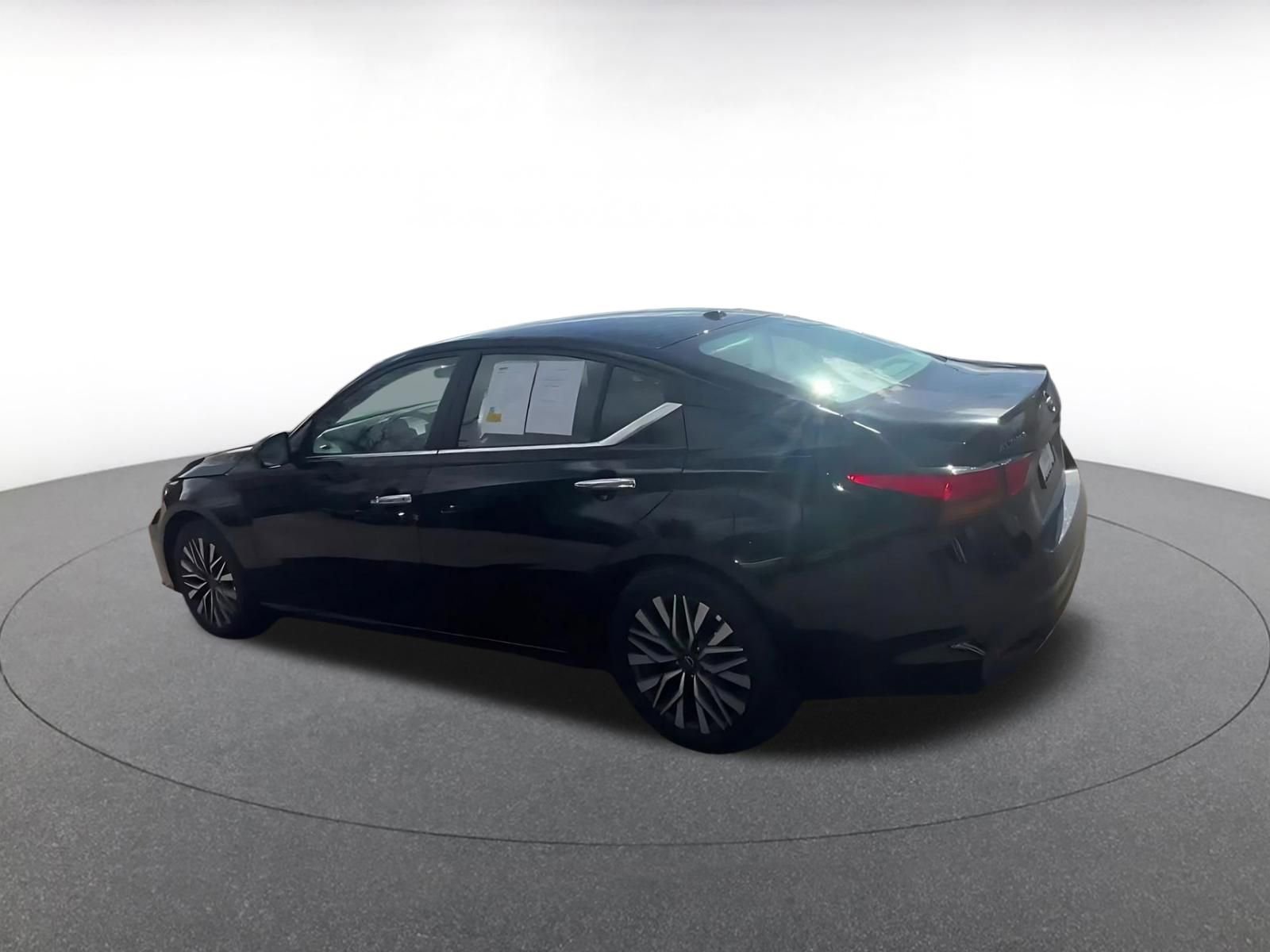 Used 2025 Nissan Altima 2.5 SV FWD image 10