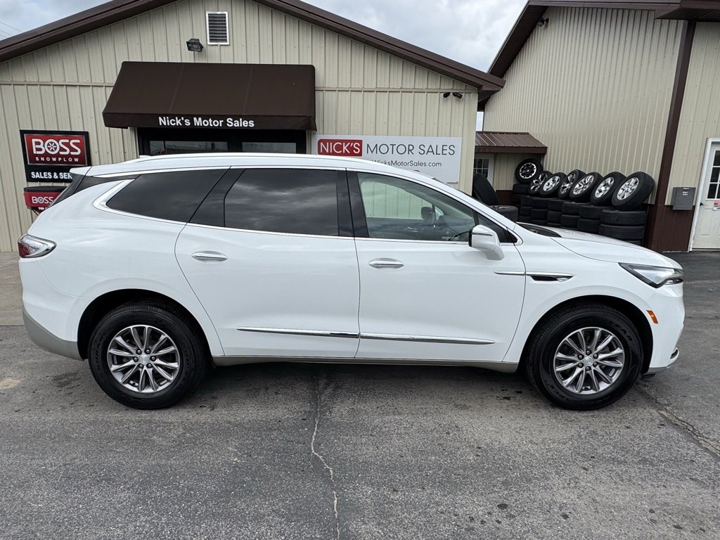 Used 2022 Buick Enclave Essence image 2