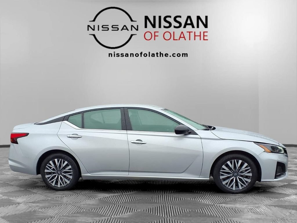 Used 2024 Nissan Altima 2.5 SV FWD image 29