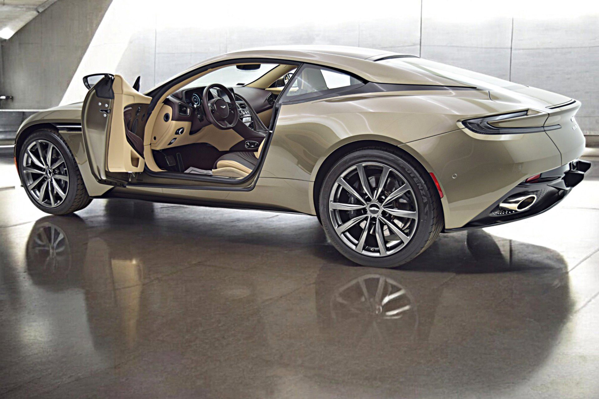 Used 2018 Aston Martin DB11 V12 image 5