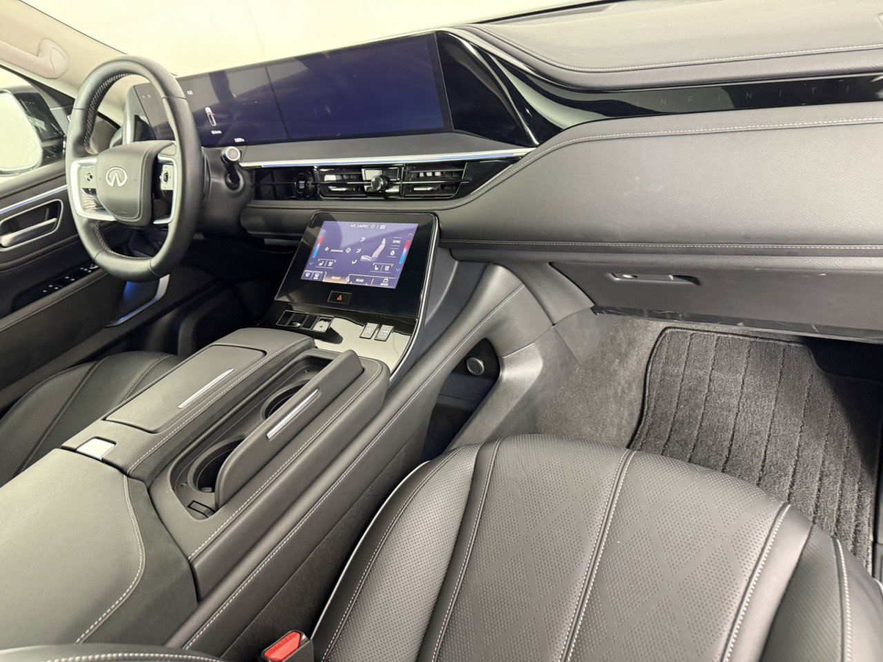 Used 2025 INFINITI QX80 Sensory AWD/4WD image 11