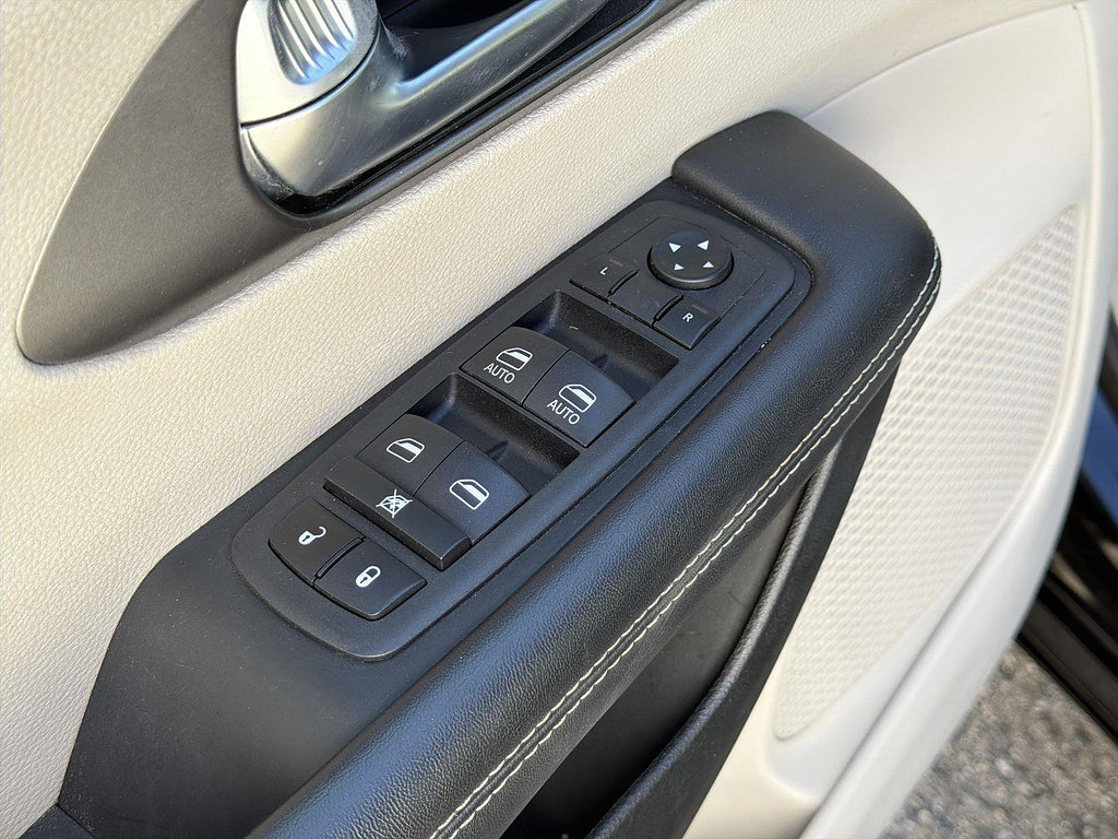 Used 2023 Chrysler Pacifica Touring-L FWD image 21