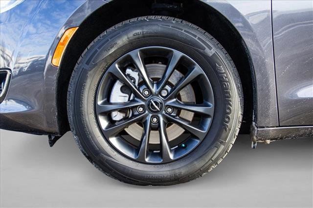 Used 2020 Chrysler Pacifica Touring-L image 9