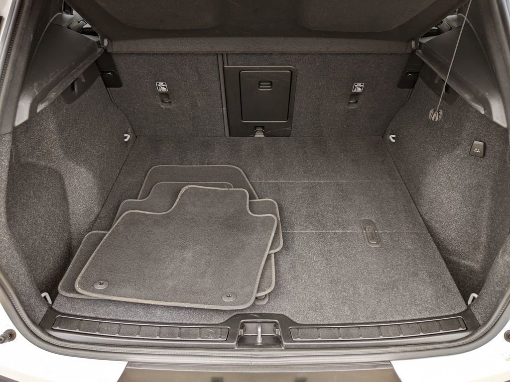 Certified 2025 Volvo XC40 B5 Plus image 26