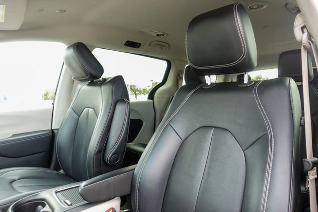 Used 2024 Chrysler Pacifica Select image 23