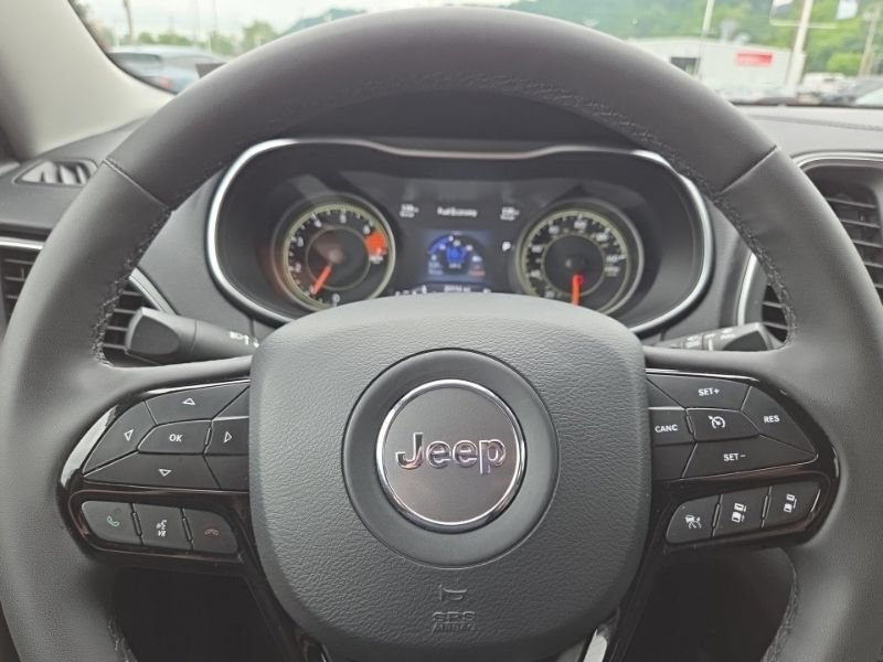 Used 2023 Jeep Cherokee Altitude Lux AWD/4WD image 11