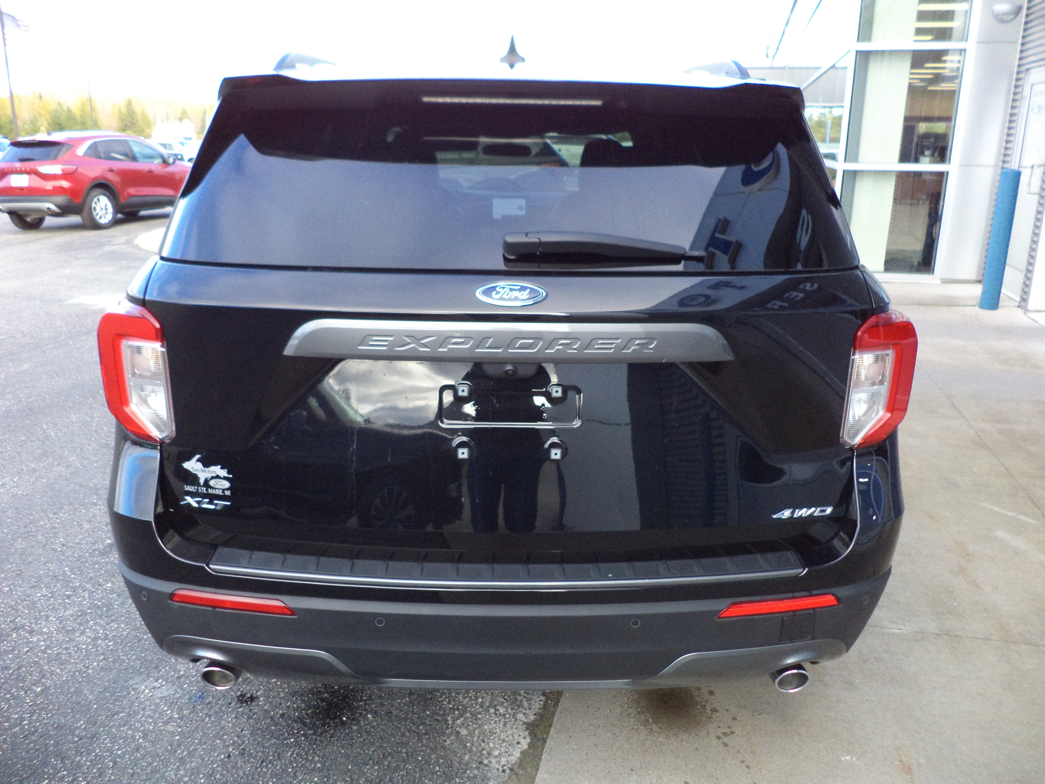 Used 2023 Ford Explorer XLT w/ Equipment Group 202A image 5