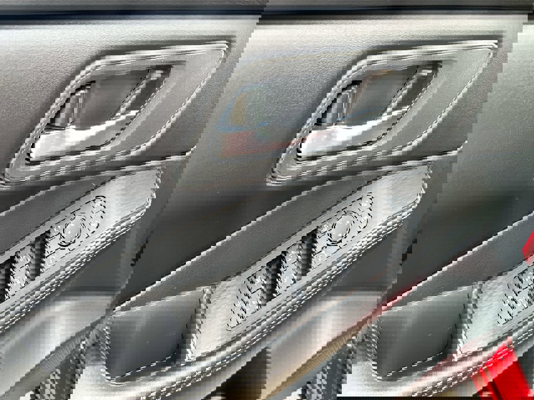 Used 2024 Nissan Rogue SV image 13