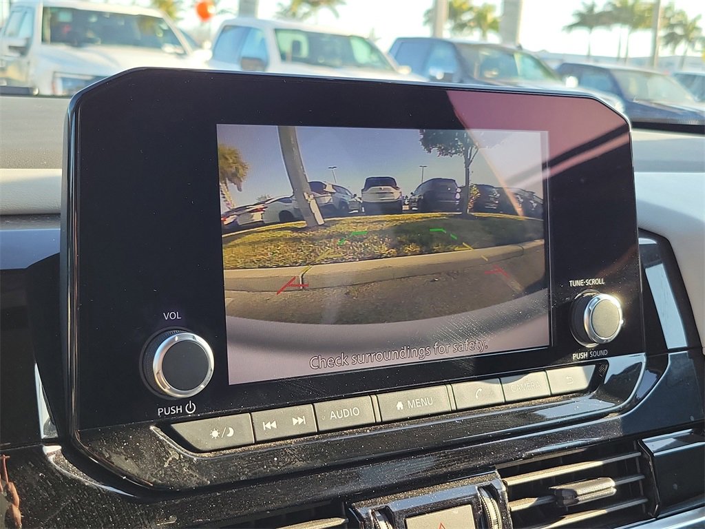 Used 2023 Nissan Pathfinder SV image 31