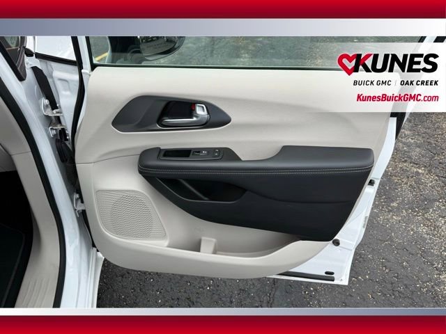 Used 2024 Chrysler Pacifica Select FWD image 21