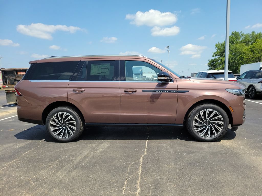 New 2027 Lincoln Navigator Black Label AWD/4WD image 3