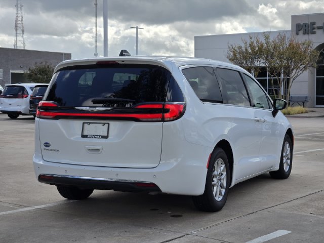 Used 2024 Chrysler Pacifica Touring-L FWD image 7