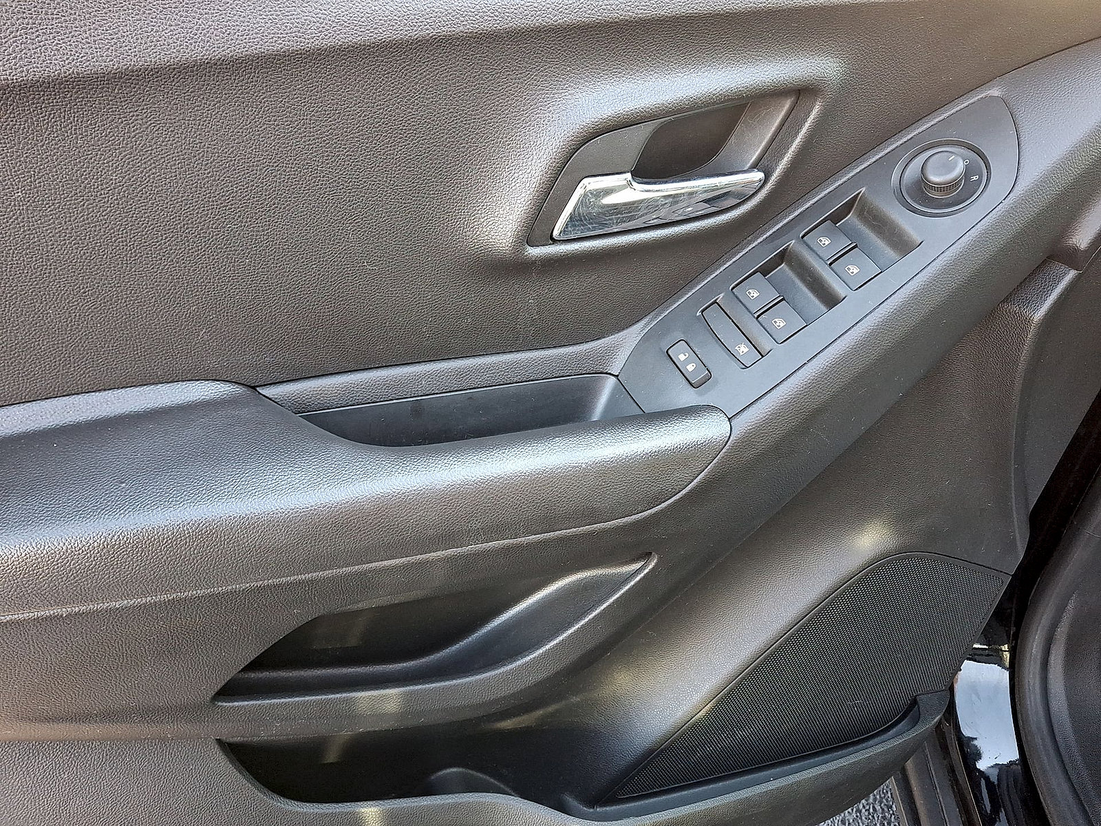 Used 2020 Chevrolet Trax LS w/ Tint and Cruise Package FWD image 10
