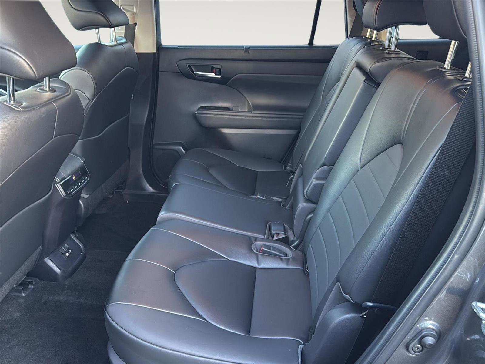 Used 2023 Toyota Highlander XLE image 21