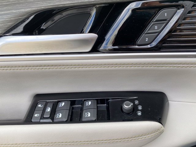 Used 2024 Jeep Wagoneer Series III w/ Premium Group I AWD/4WD image 31