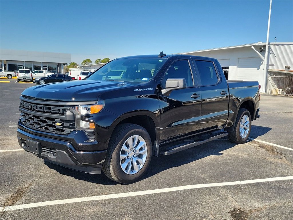 Used 2025 Chevrolet Silverado 1500 Custom image 2