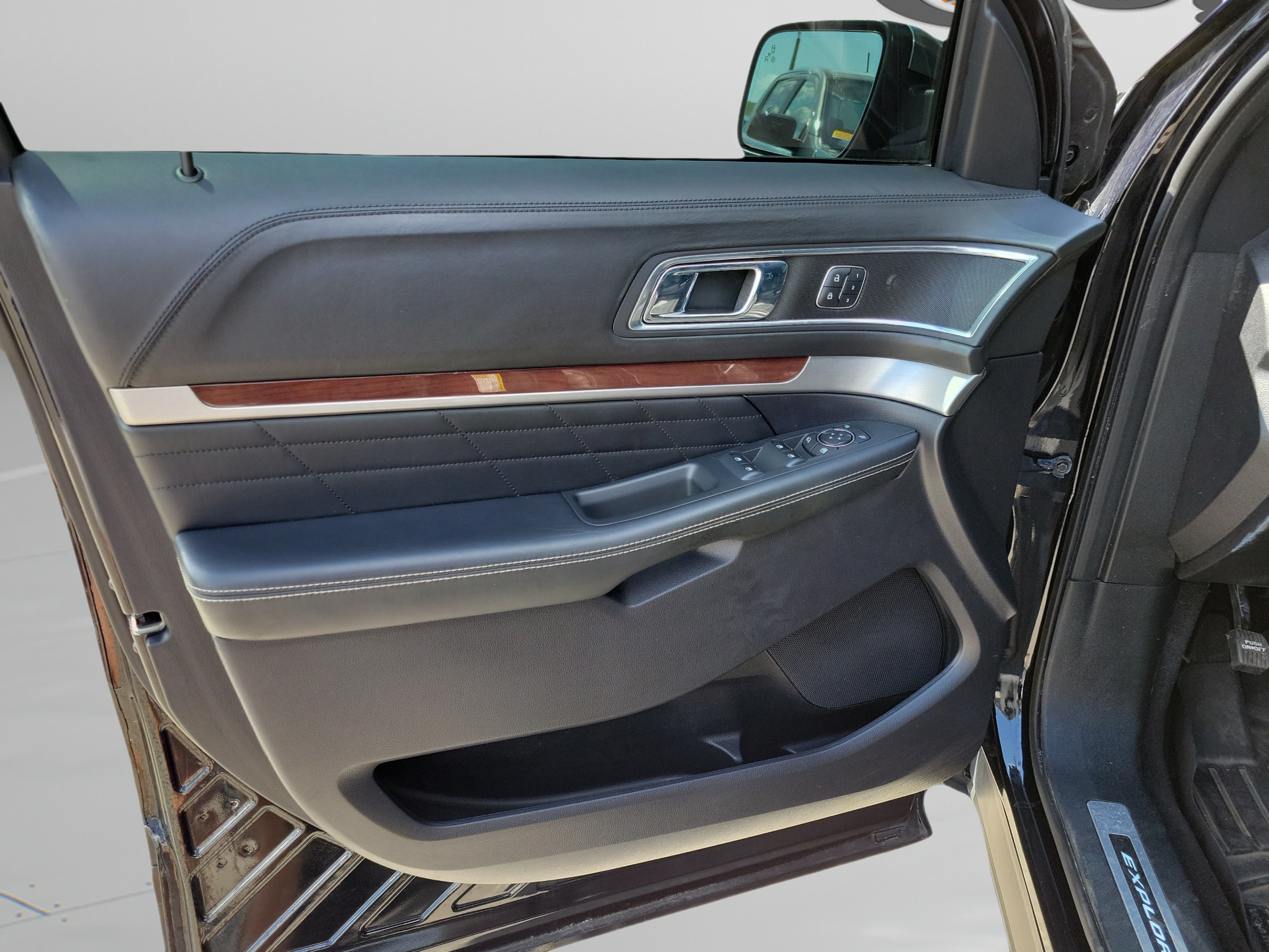 Used 2019 Ford Explorer Platinum AWD/4WD image 16