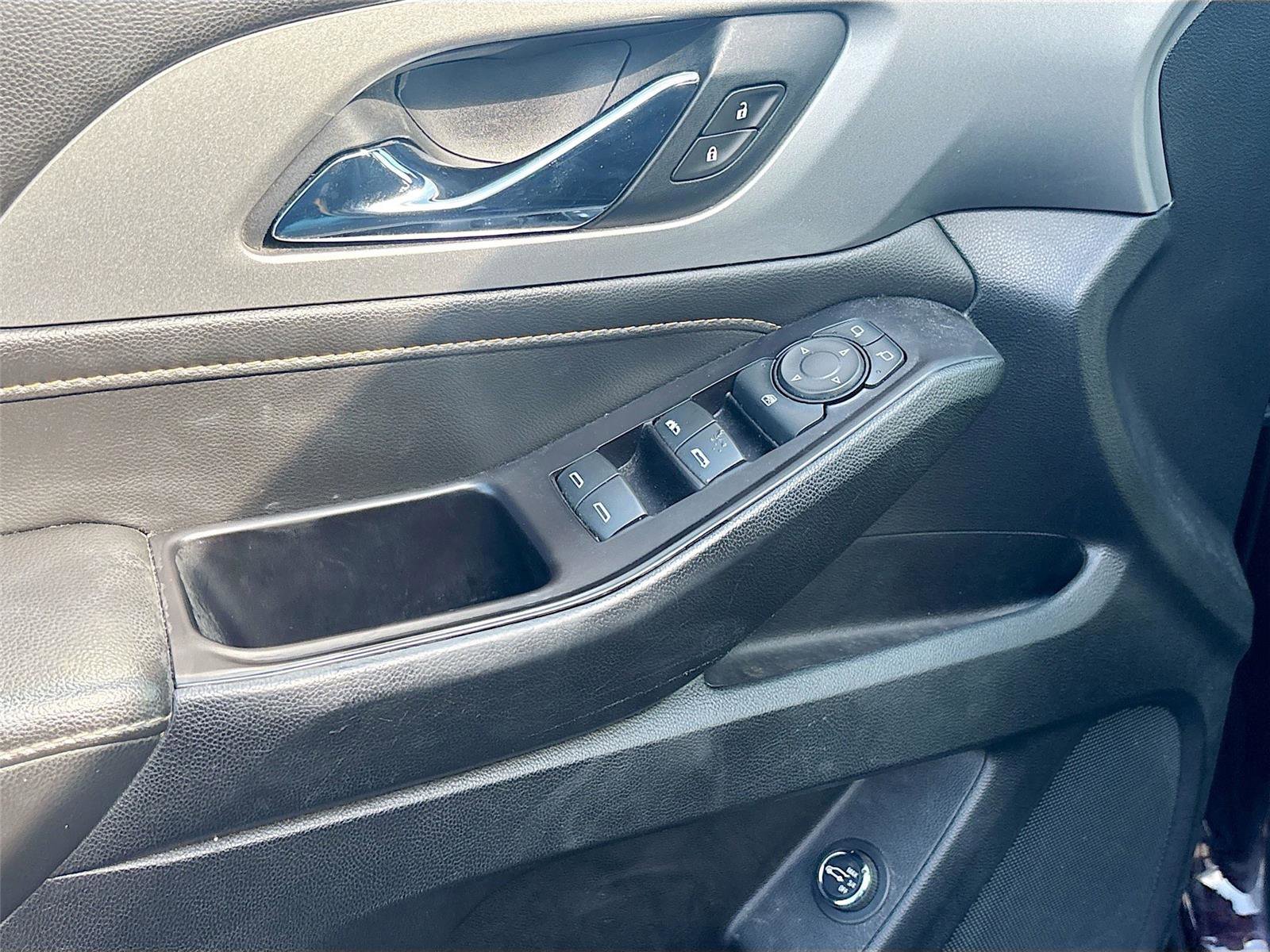 Used 2020 Chevrolet Traverse LT image 18