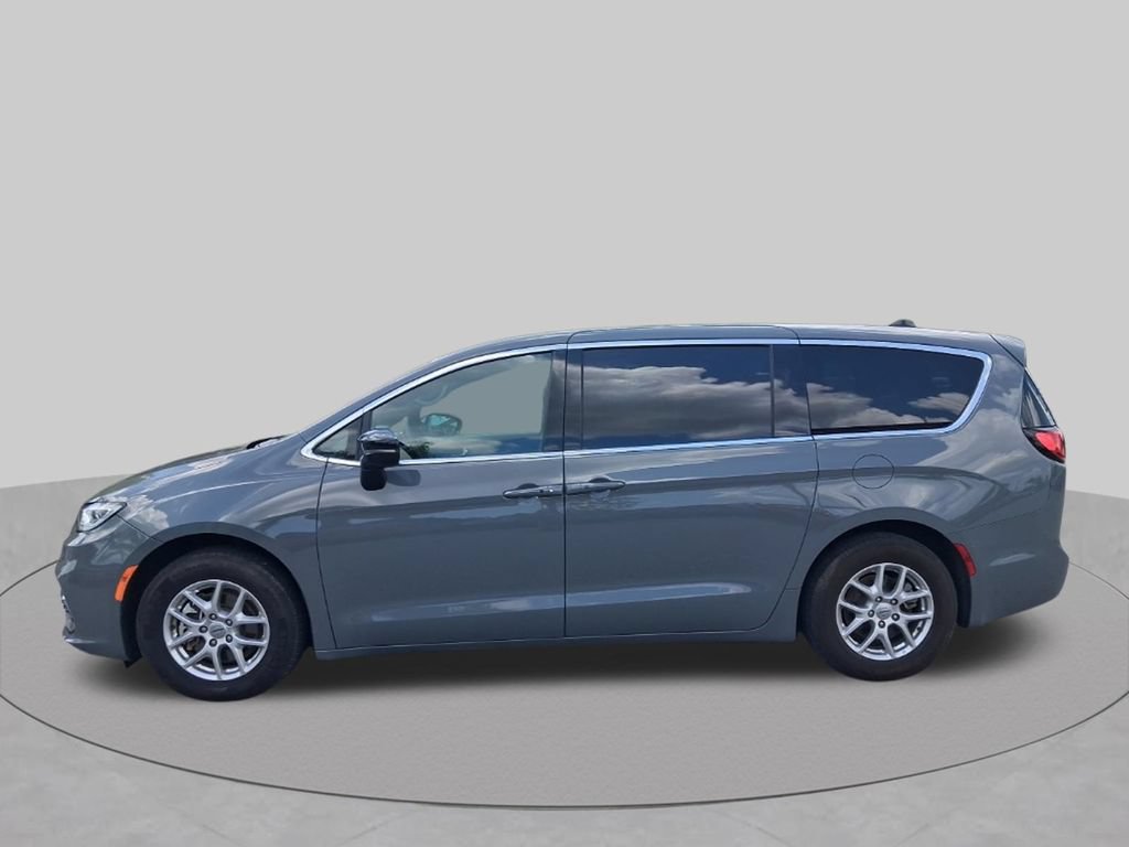 Used 2025 Chrysler Pacifica Select FWD image 10