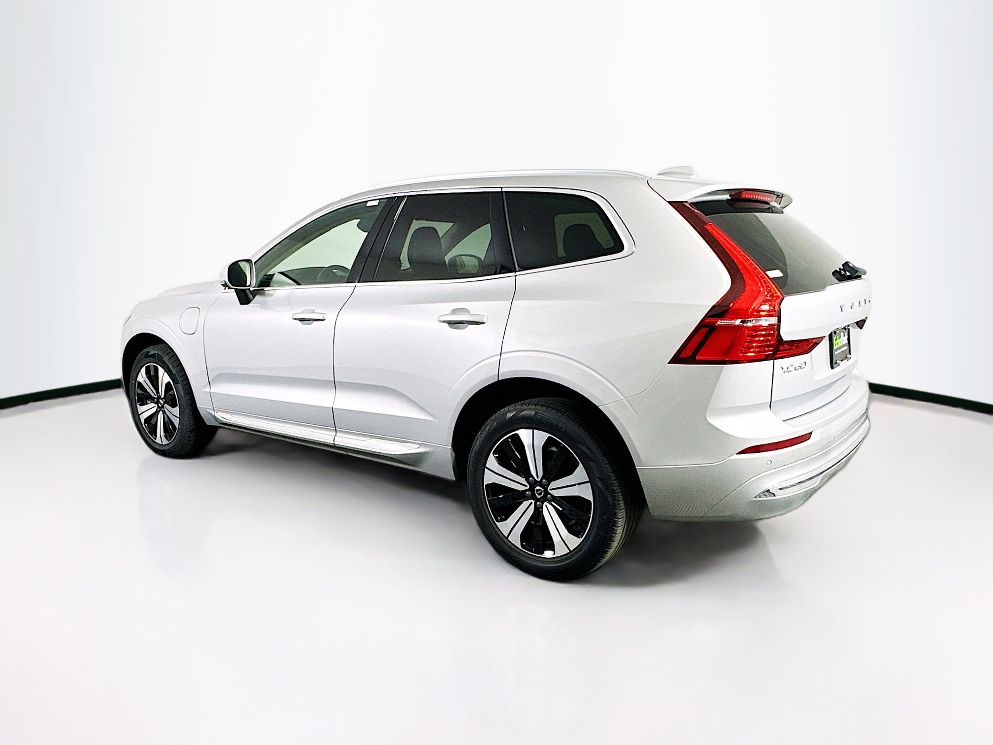Used 2023 Volvo XC60 T8 Core image 5