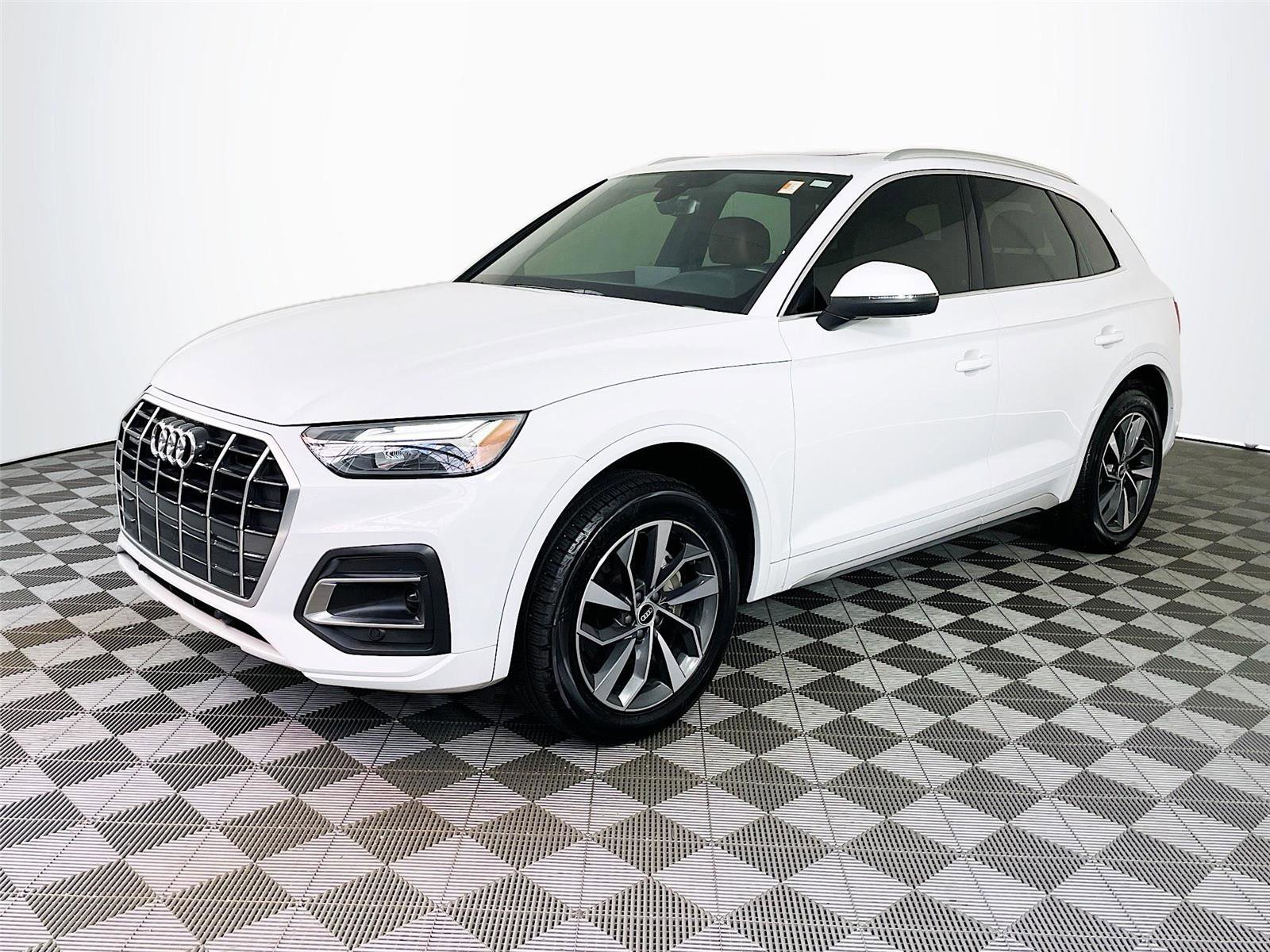 Used 2021 Audi Q5 Premium w/ Convenience Package image 3