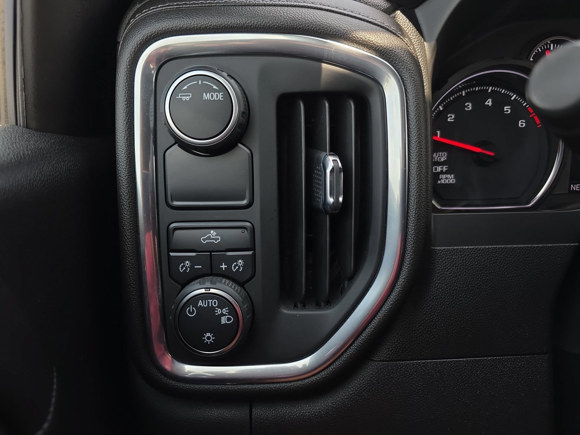 Used 2021 Chevrolet Silverado 1500 LT RWD image 25