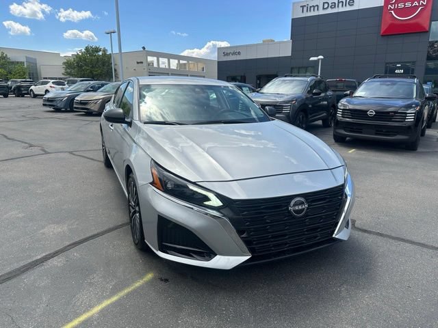 Used 2024 Nissan Altima 2.5 SV FWD image 3