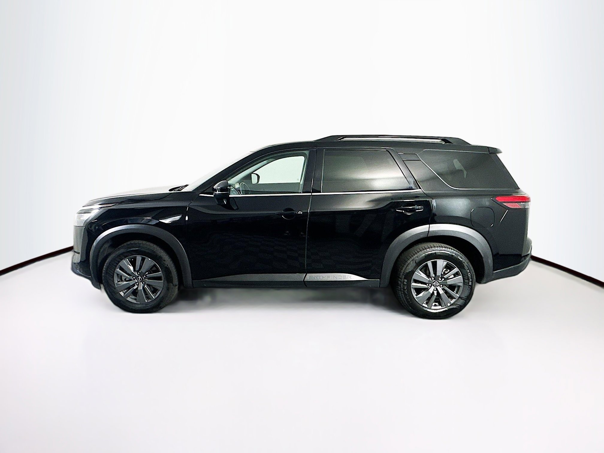 Used 2025 Nissan Pathfinder SV image 4